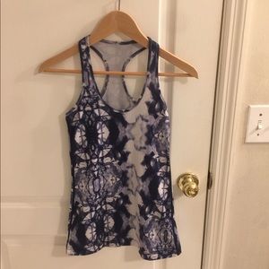 Lululemon tank size 2/4